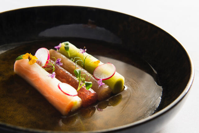 Sashimi de thon, carangue, pickles de légumes, crème de courgette