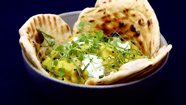Aardappel en uien curry met yoghurtbrood