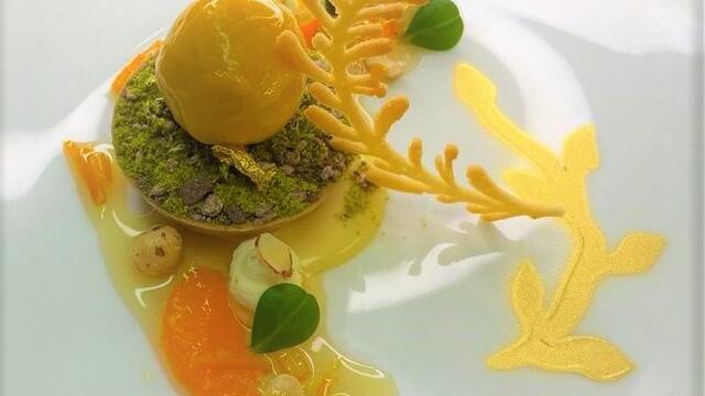 Kruidige Belgische pure chocolade, sinaasappel- en pistachenoottaart