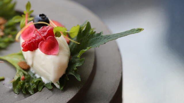 Helado de flor de jazmín con frutos rojos