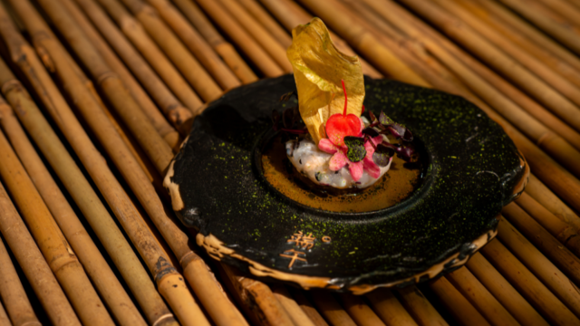 Steinpilz in einer Schale mit Langustentartar, Shiso-Wasabi und Kombu