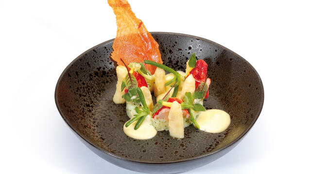 Limburg asparagus with Eastern Scheldt lobster, lemon Hollandaise sauce and Opperdoezer Ronde potato