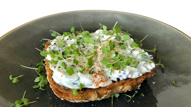 Haidari (yogur turca de hierbas) con Rucola Cress