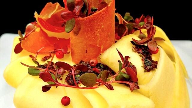 Mango carpaccio en parmaham met roze peper dressing