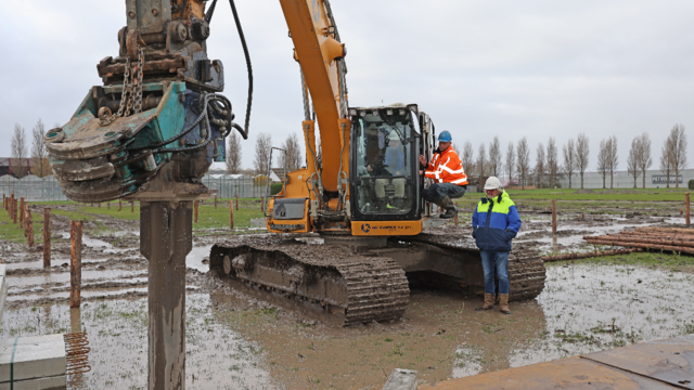 First pile for new greenhouse at De Poel 18 in Monster