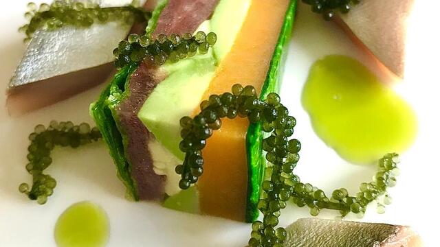 Geperste groenteterrine, gerookte verse makreel en Moai Caviar