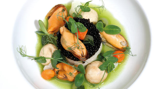 Mousse of Westland cauliflower with Zeeland mussels, vegetable pearls, caviar and a gravy of string beans