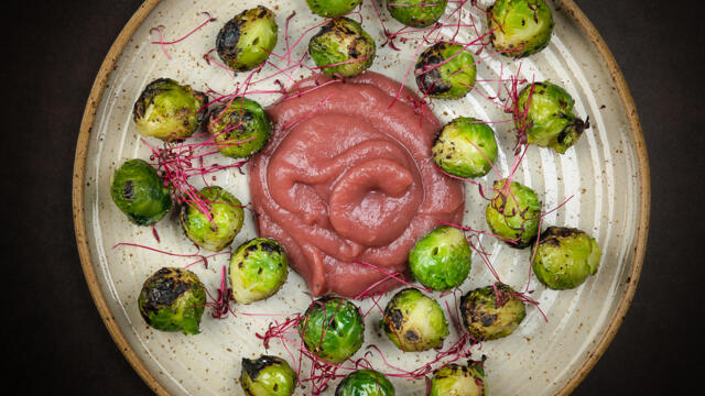 Brussels sprouts skewer on the bbq with apple-elderberry compote