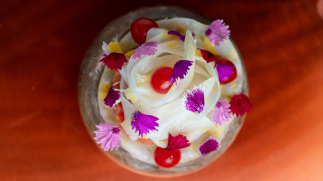 Tartaar van Tomaat met Aspergelinten, Algae Powder en Fivola Blossom