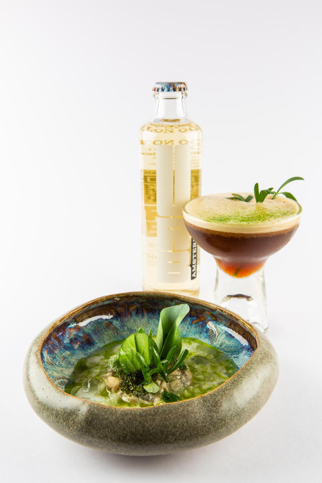 Oester, zilte groentjes Koppert Cress, komkommer en kokos